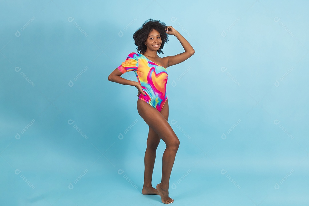 Linda mulher jovem usando roupas de verão praia