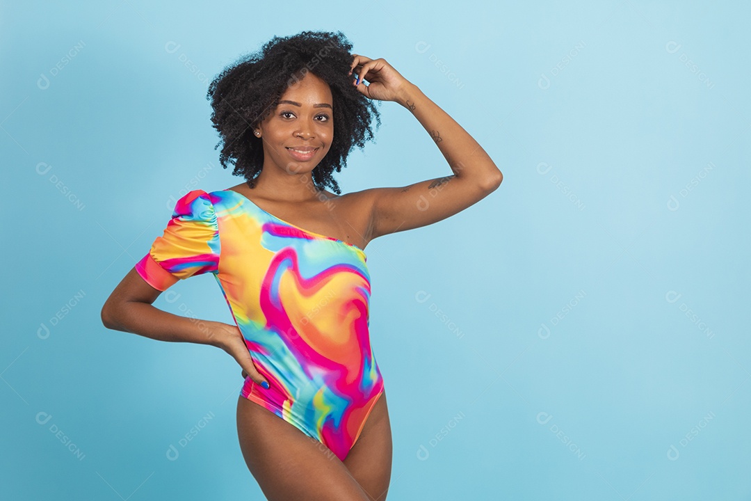 Linda mulher jovem usando roupas de verão praia