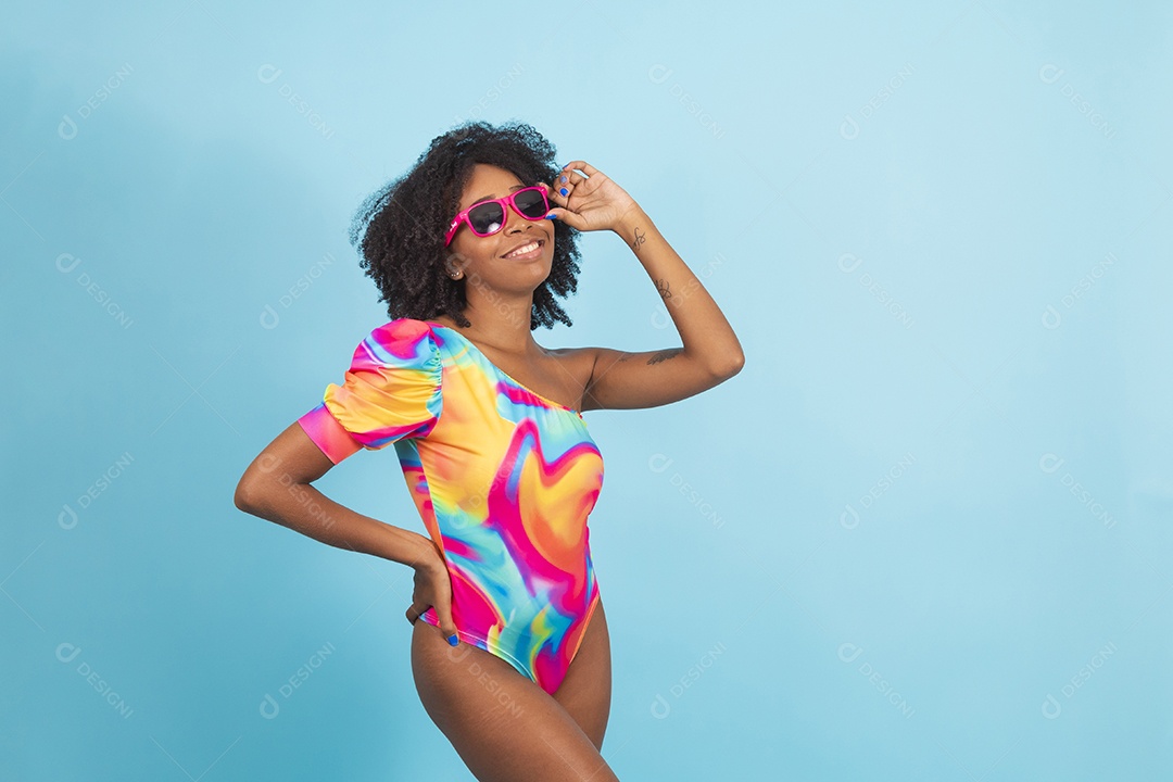 Linda mulher jovem usando roupas de verão praia