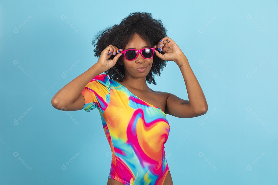 Linda mulher jovem usando roupas de verão praia