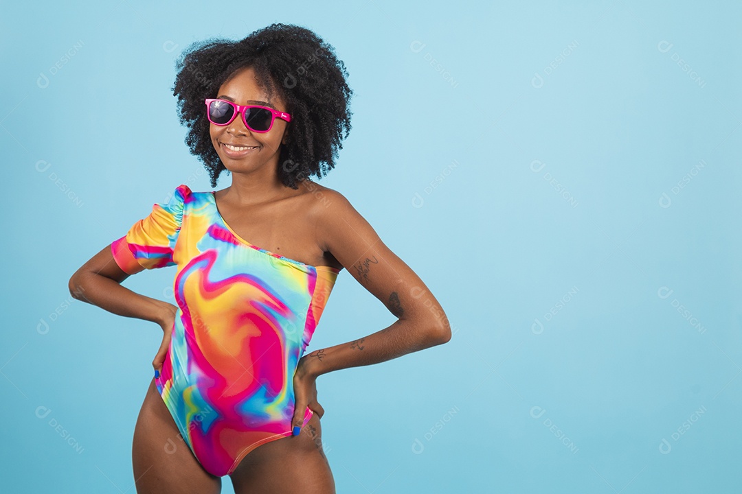 Linda mulher jovem usando roupas de verão praia