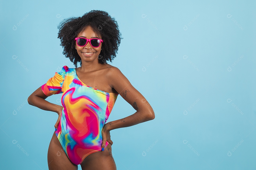 Linda mulher jovem usando roupas de verão praia