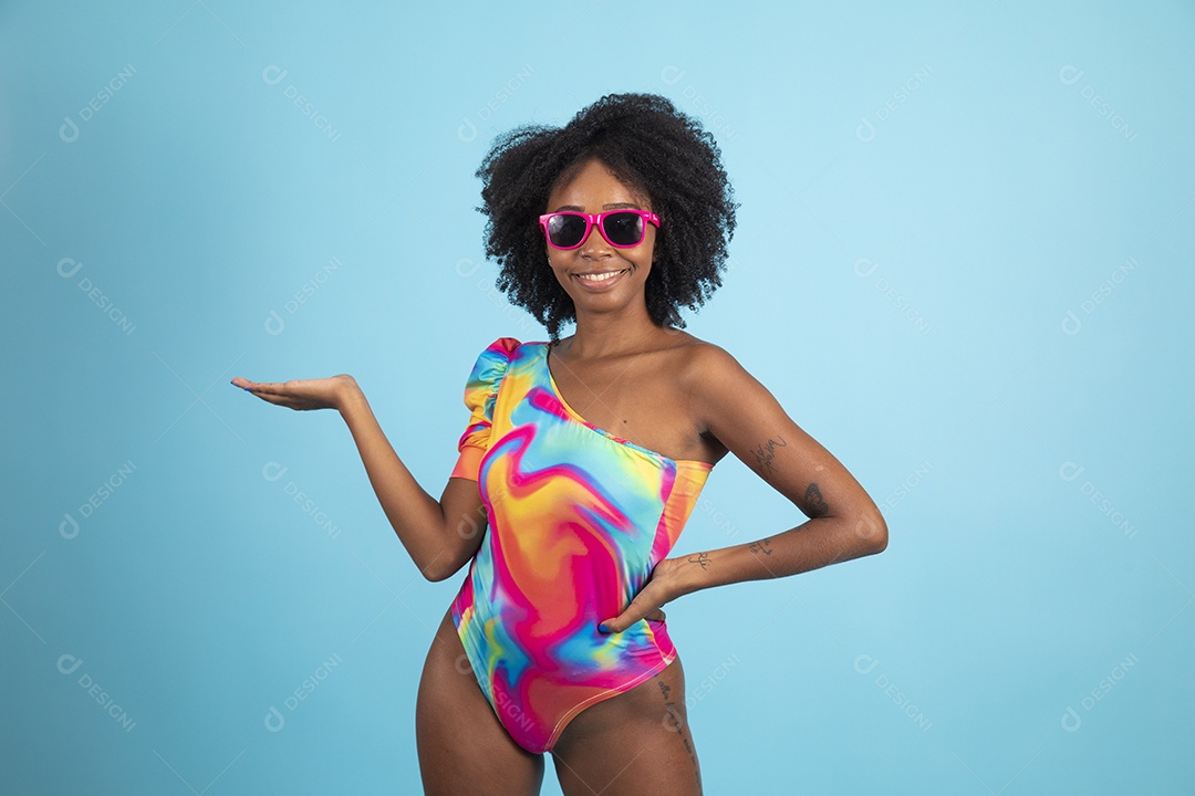 Linda mulher jovem usando roupas de verão praia