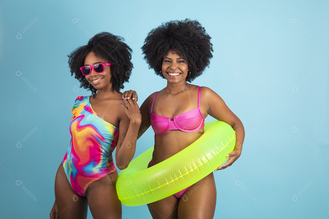 Lindas mulheres jovens usando roupas de verão praia