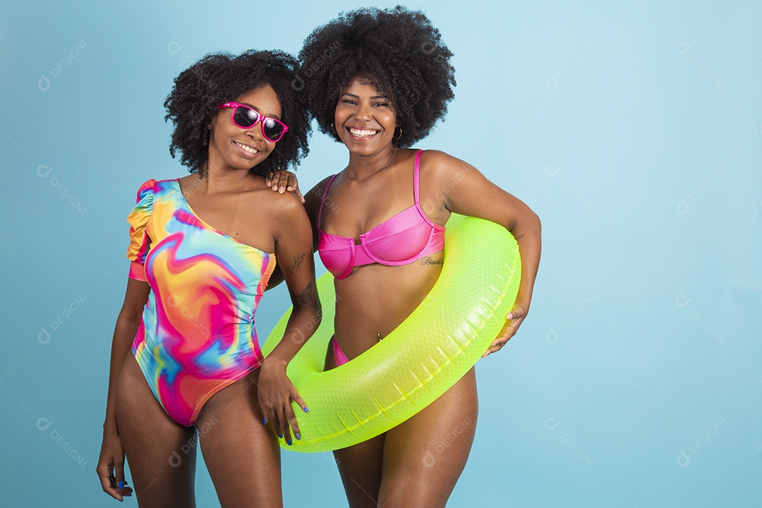 Lindas mulheres jovens usando roupas de verão praia