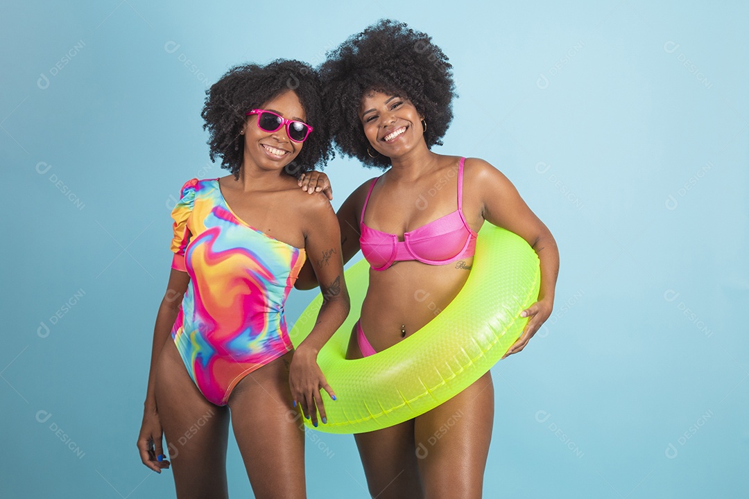 Lindas mulheres jovens usando roupas de verão praia