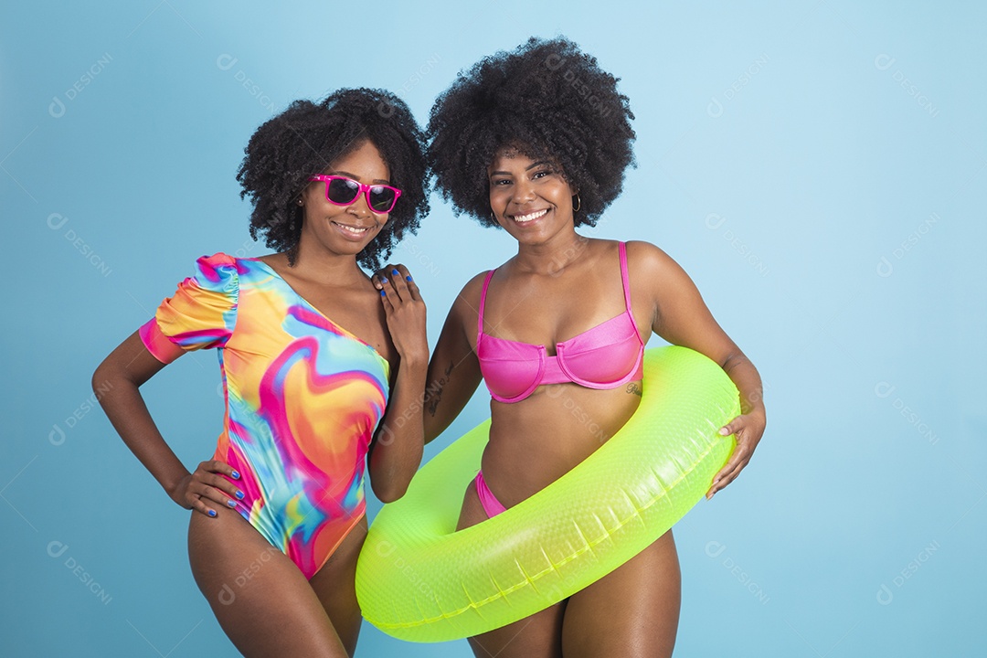 Lindas mulheres jovens usando roupas de verão praia