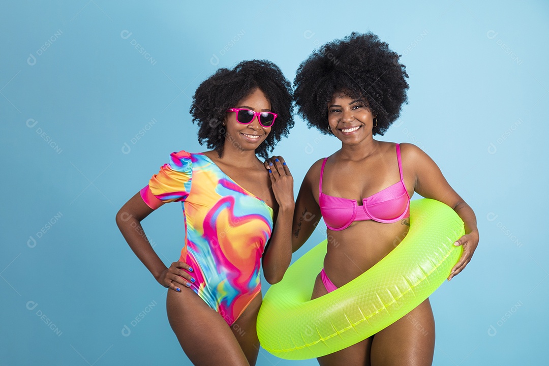 Lindas mulheres jovens usando roupas de verão praia