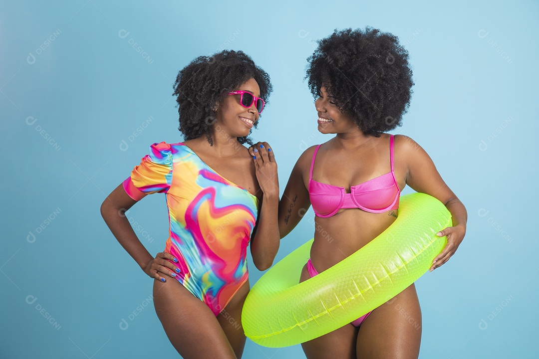 Lindas mulheres jovens usando roupas de verão praia