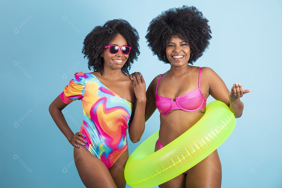 Lindas mulheres jovens usando roupas de verão praia