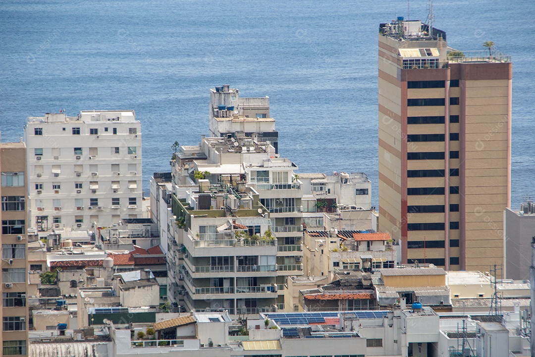 Bairro de Ipanema visto da janela de um prédio no Rio de Janeiro, Brasil.