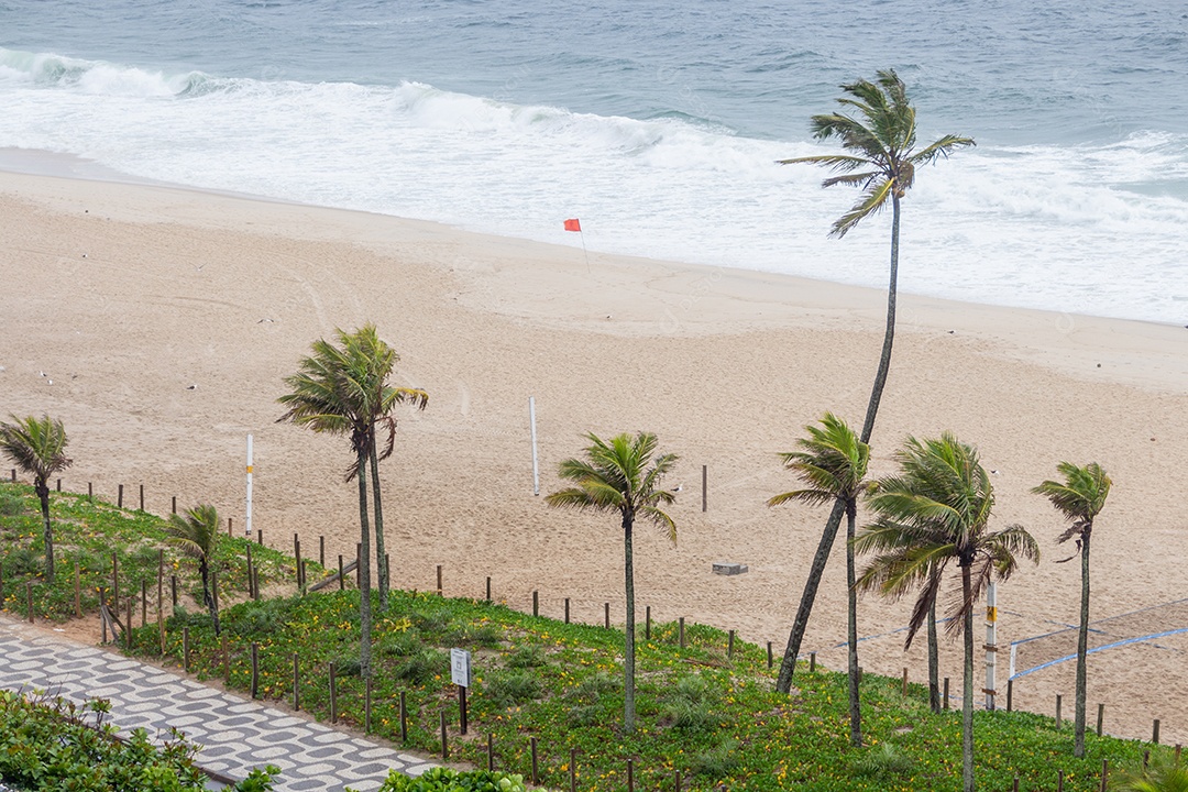 Bairro vazio e ventoso de Ipanema, no Rio de Janeiro, Brasil.