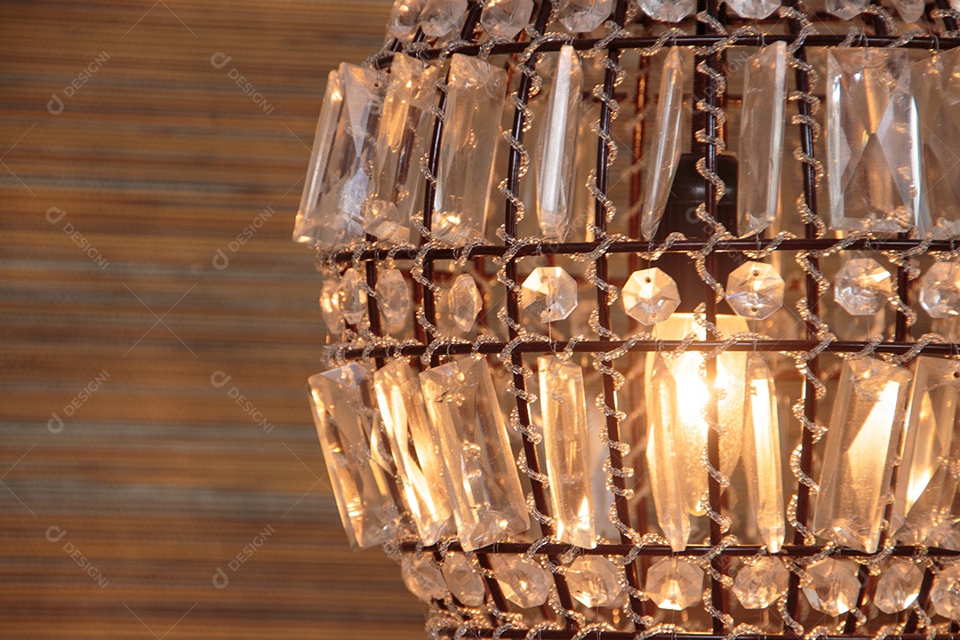 lustre com luz amarela em um salão no Rio de Janeiro, Brasil.