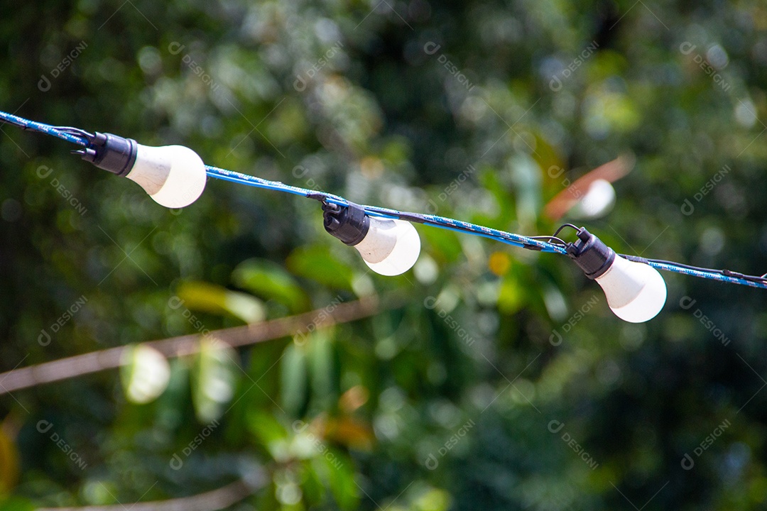 Três lâmpadas conectadas por um fio no Rio de Janeiro, Brasil.