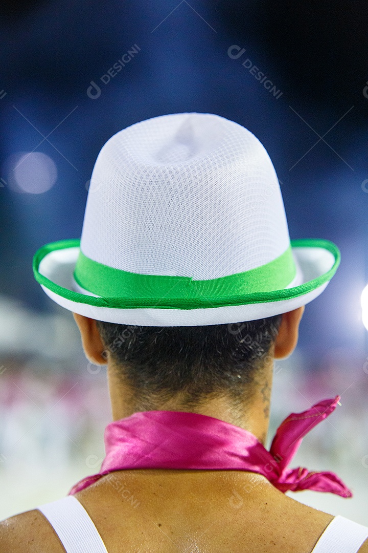 chapéu branco com faixa verde de sambista durante ensaio de carnaval no Rio de Janeiro, Brasil.