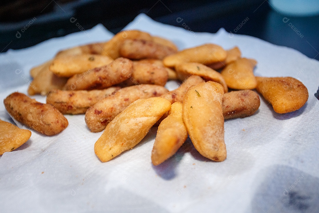 Salgadinhos de festa fritos em papel toalha no Rio de Janeiro, Brasil.