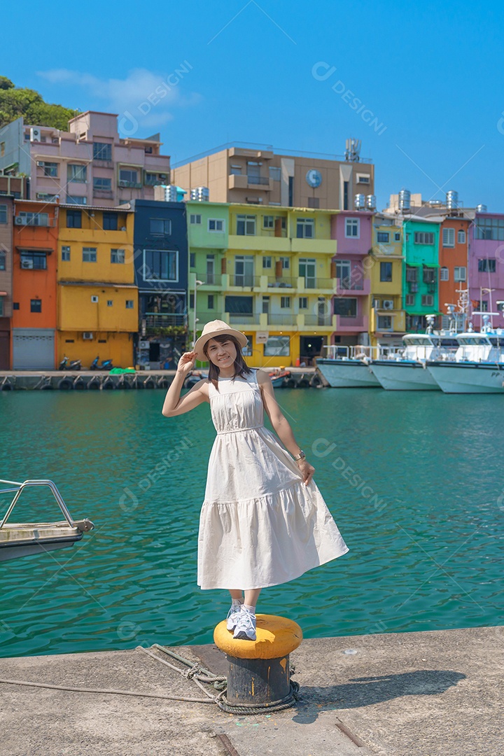 Mulher viajante visitando Taiwan, turista com passeios de chapéu