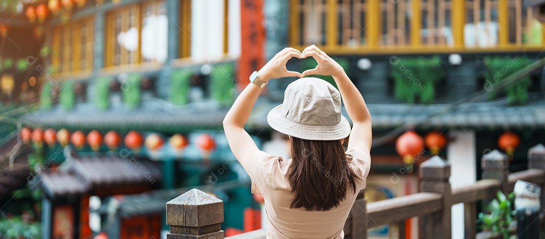 Mulher viajante visitando Taiwan, turista com passeios de chapéu