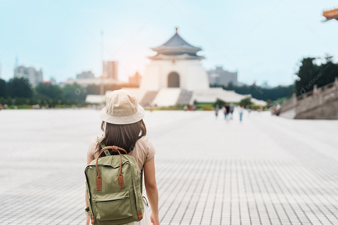 Mulher viajante visitando Taiwan