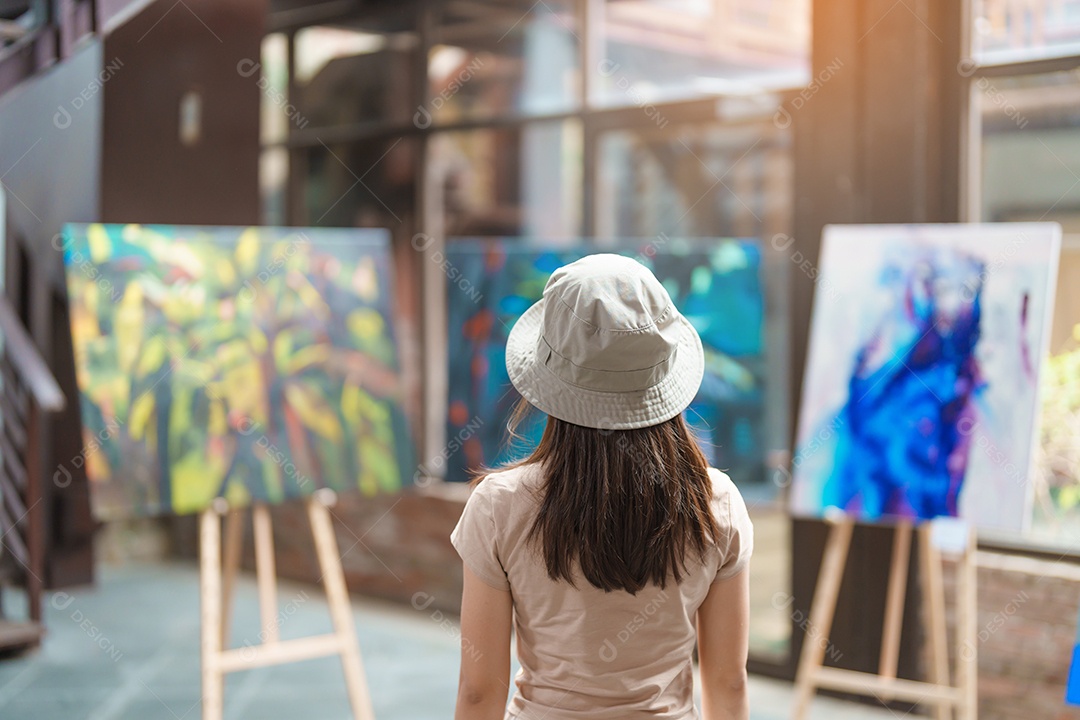 Exposição de galeria de olhar jovem turista feminino.