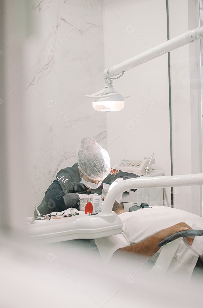 Homem jovem dentista com seu paciente sobre sua clinica