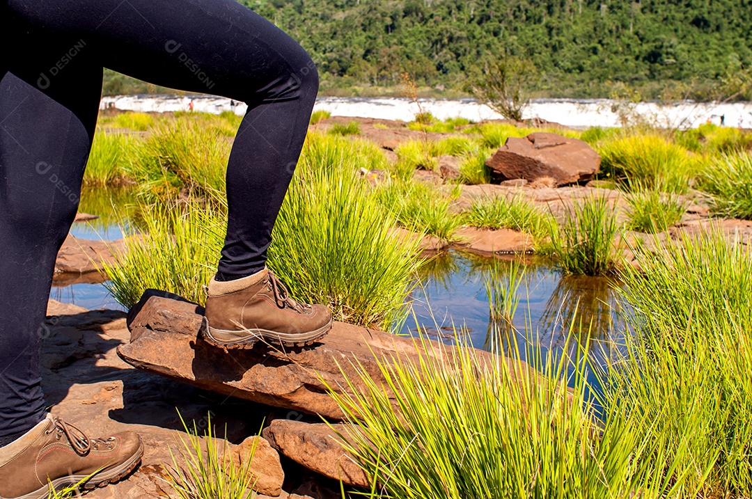 Aventureiro na trilha, botas de aventura