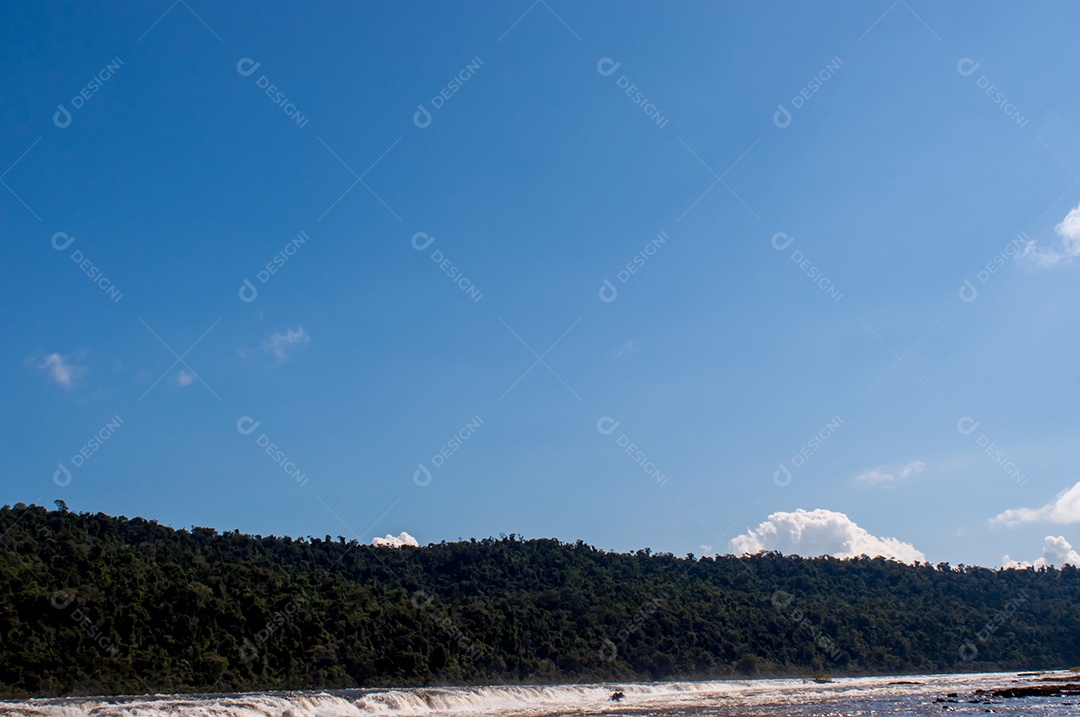 Céu azul, floresta e cachoeira no Brasil