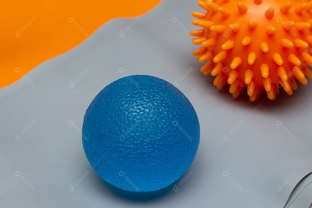 Bolas de pilates em um elástico