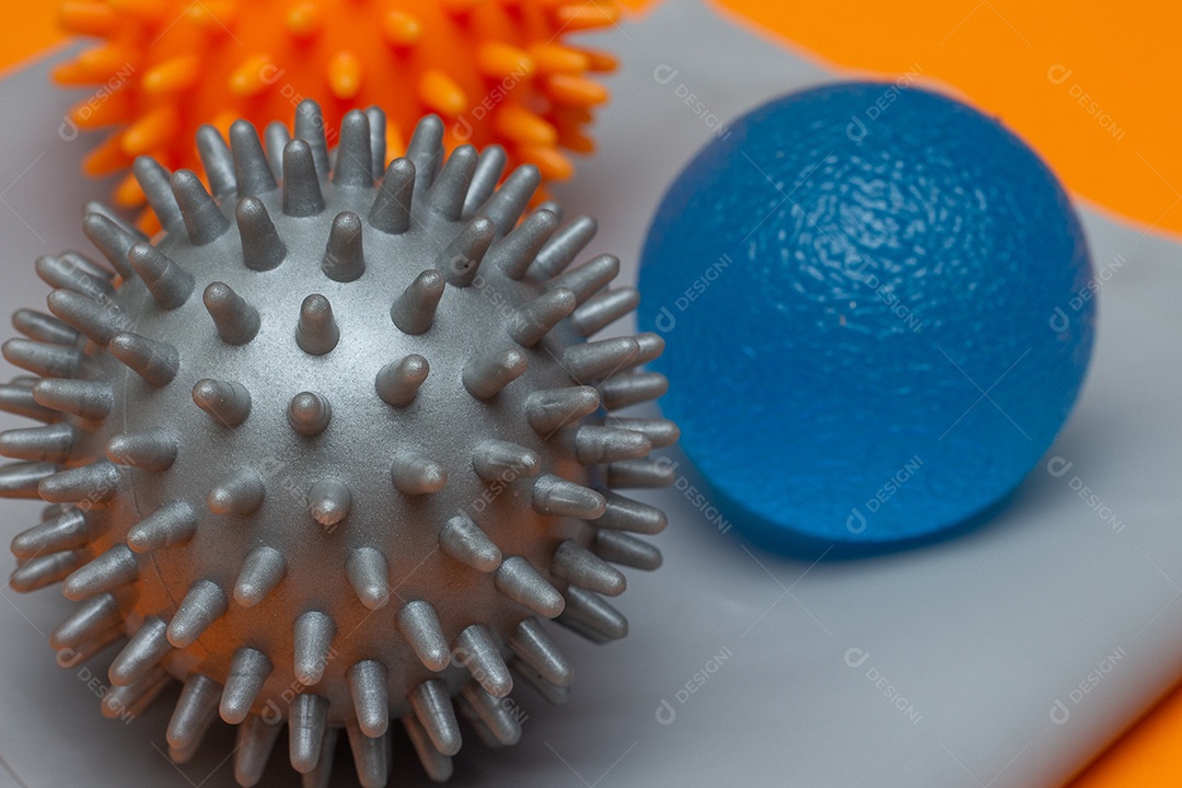 Bolas de pilates em um elástico