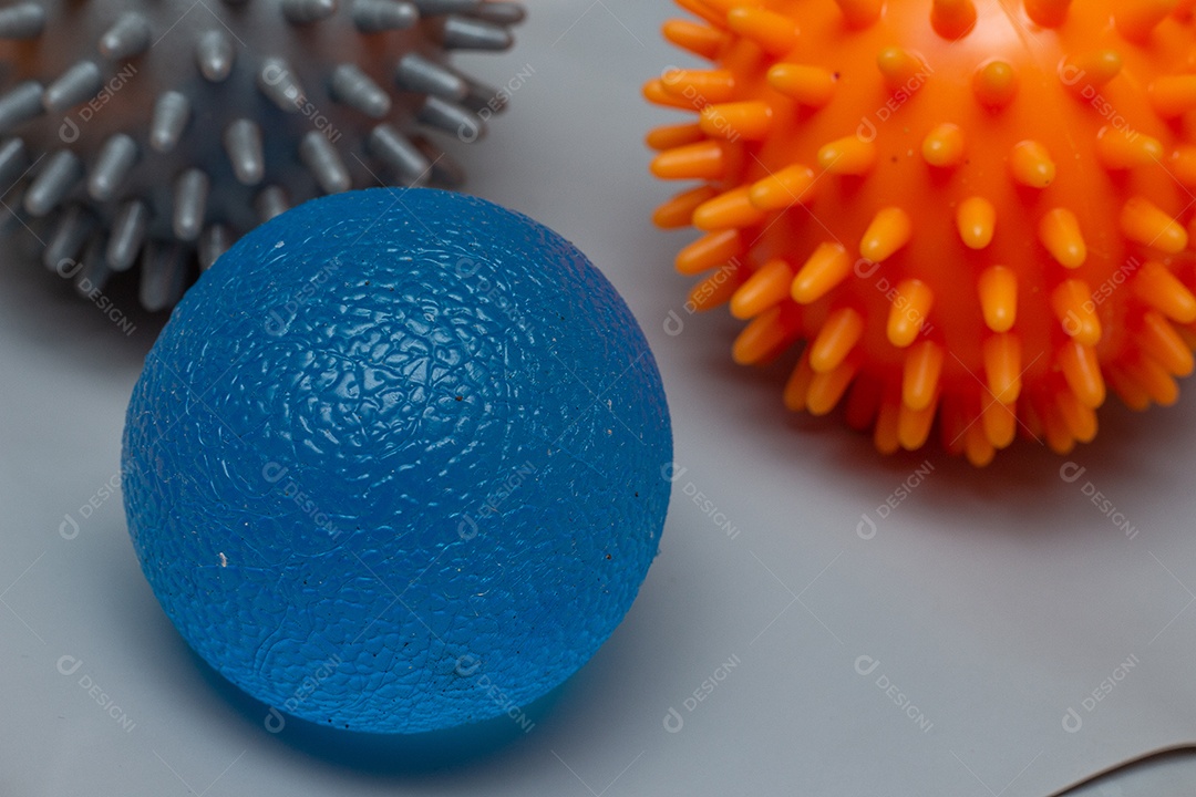 Bolas de pilates em um elástico