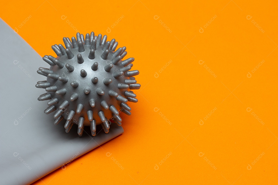 Bolas de pilates em um elástico