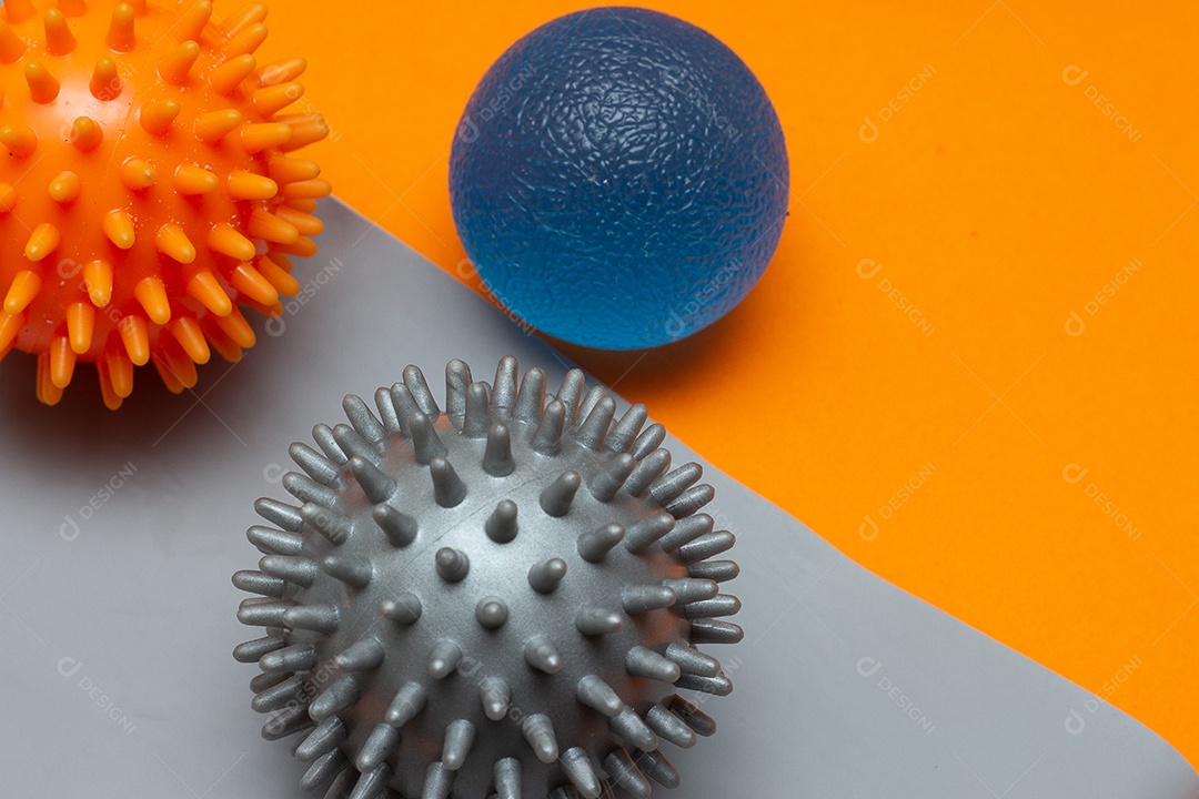 Duas pequenas bolas de pilates em um elástico