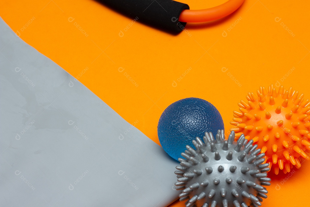 Duas pequenas bolas de pilates em um elástico