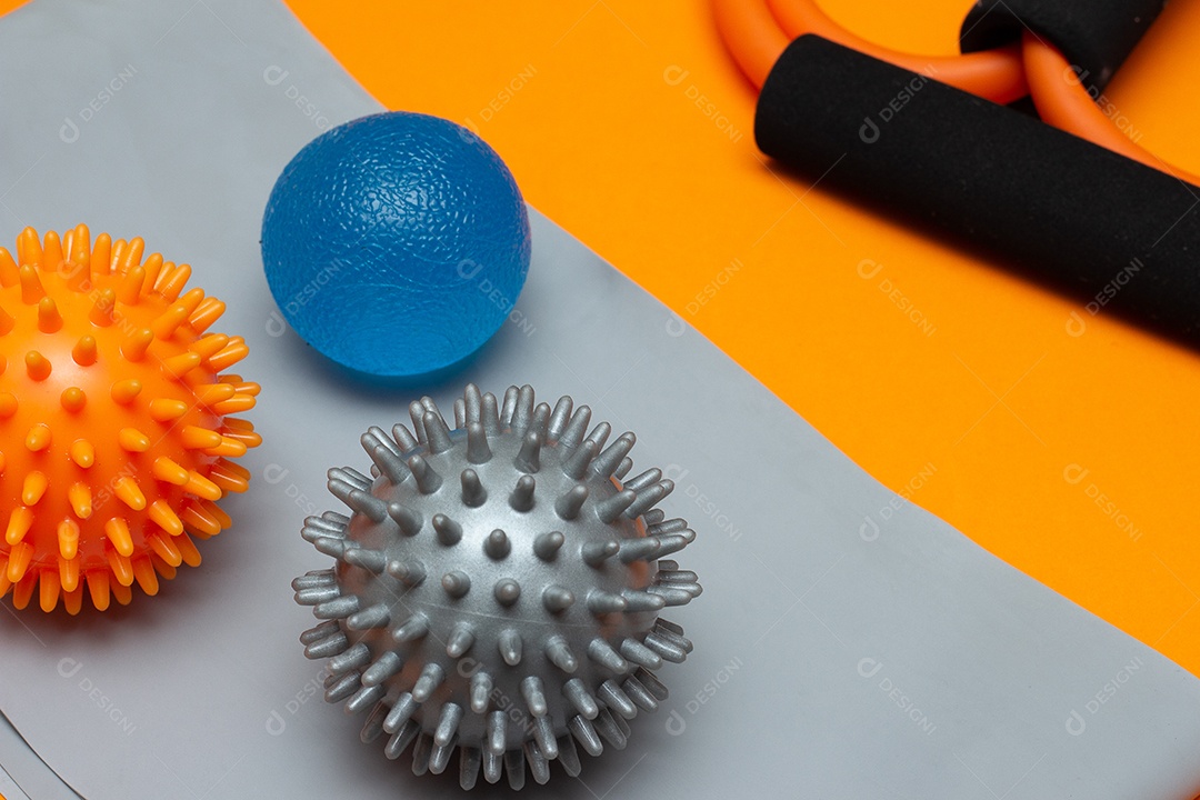 Duas pequenas bolas de pilates em um elástico