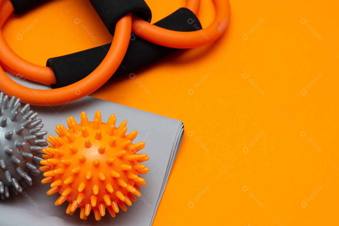 Duas pequenas bolas de pilates em um elástico