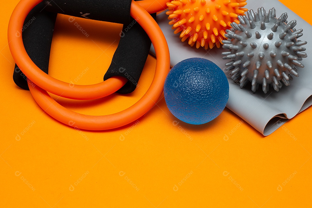 Duas pequenas bolas de pilates em um elástico