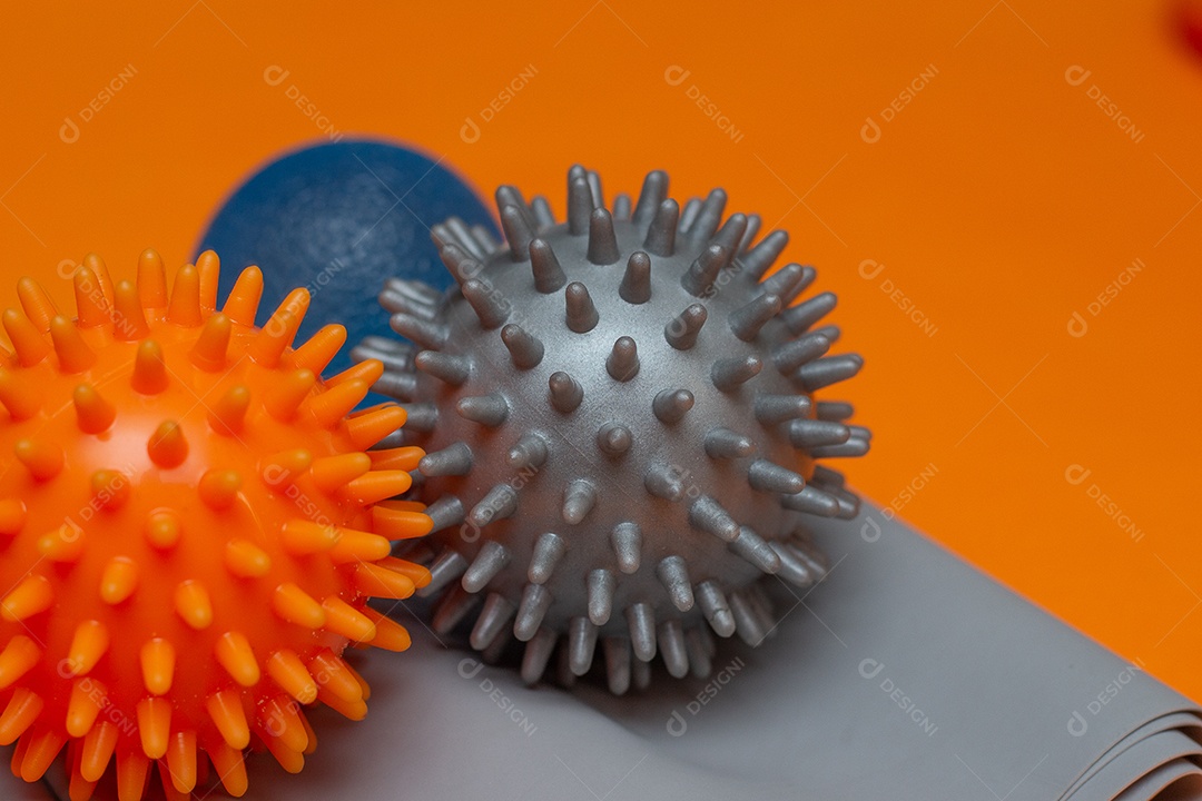 Duas pequenas bolas de pilates em um elástico