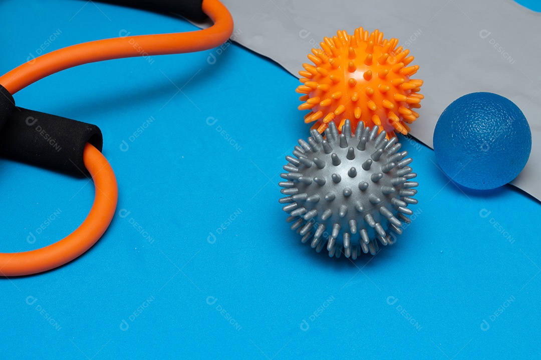 Bolas de pilates em um elástico