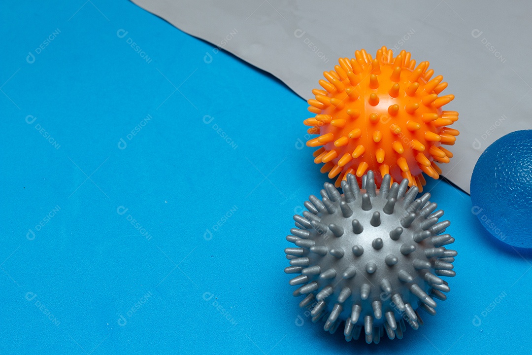 Bolas de pilates em um elástico