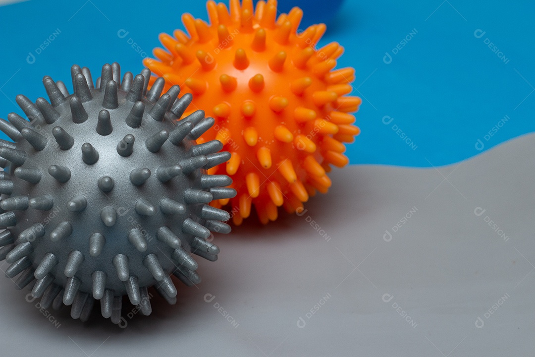 Bolas de pilates em um elástico