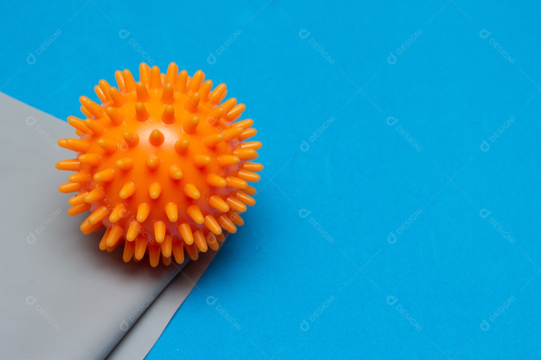 Bolas de pilates em um elástico