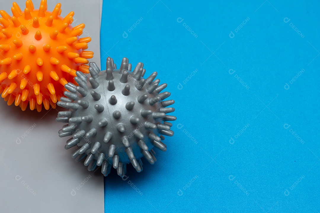 Bolas de pilates em um elástico