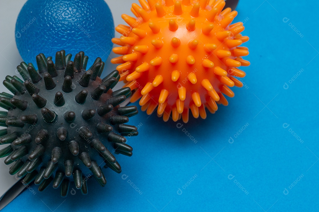 Bolas de pilates em um elástico