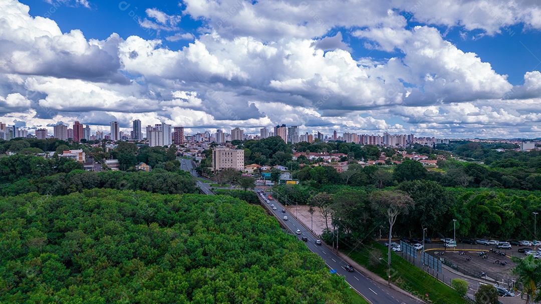 Vista aérea da cidade de Piracicaba, em São Paulo, Brasil. Rio Piracicaba com árvores, casas e escritórios.