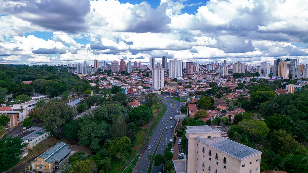 Vista aérea da cidade de Piracicaba, em São Paulo, Brasil. Rio Piracicaba com árvores, casas e escritórios.