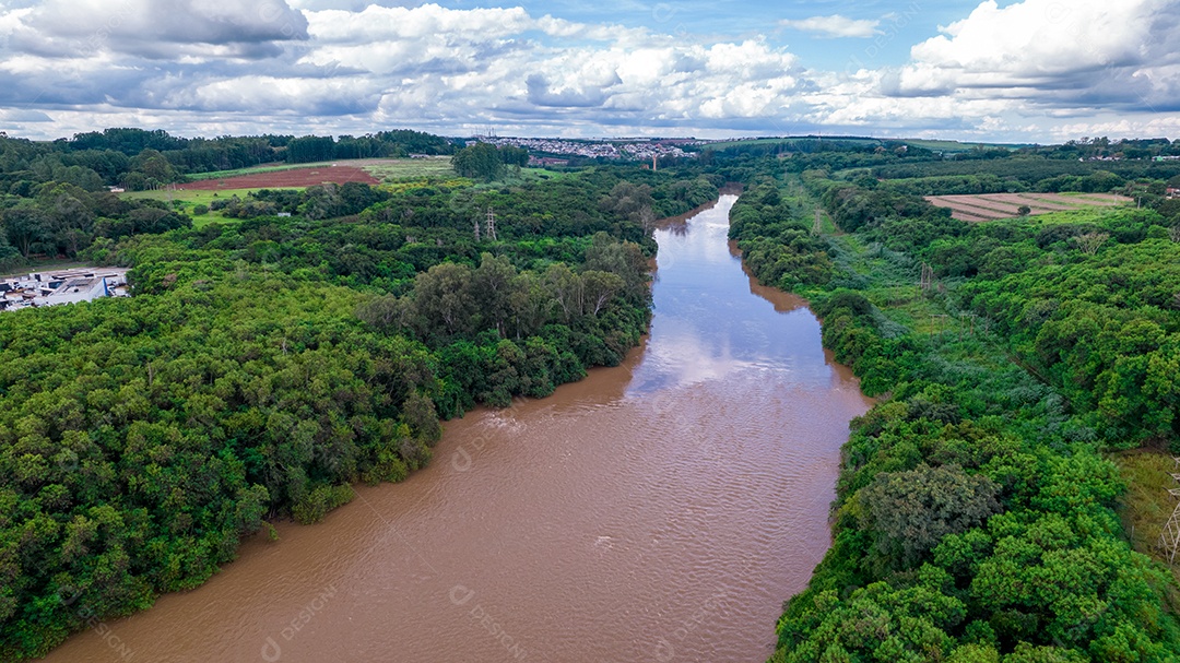 Vista aérea da cidade de Piracicaba, em São Paulo, Brasil. Rio Piracicaba com árvores, casas e escritórios.