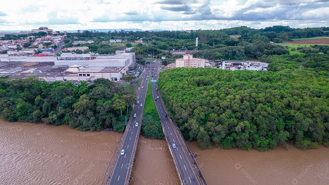 Vista aérea da cidade de Piracicaba, em São Paulo, Brasil. Rio Piracicaba com árvores e ponte.
