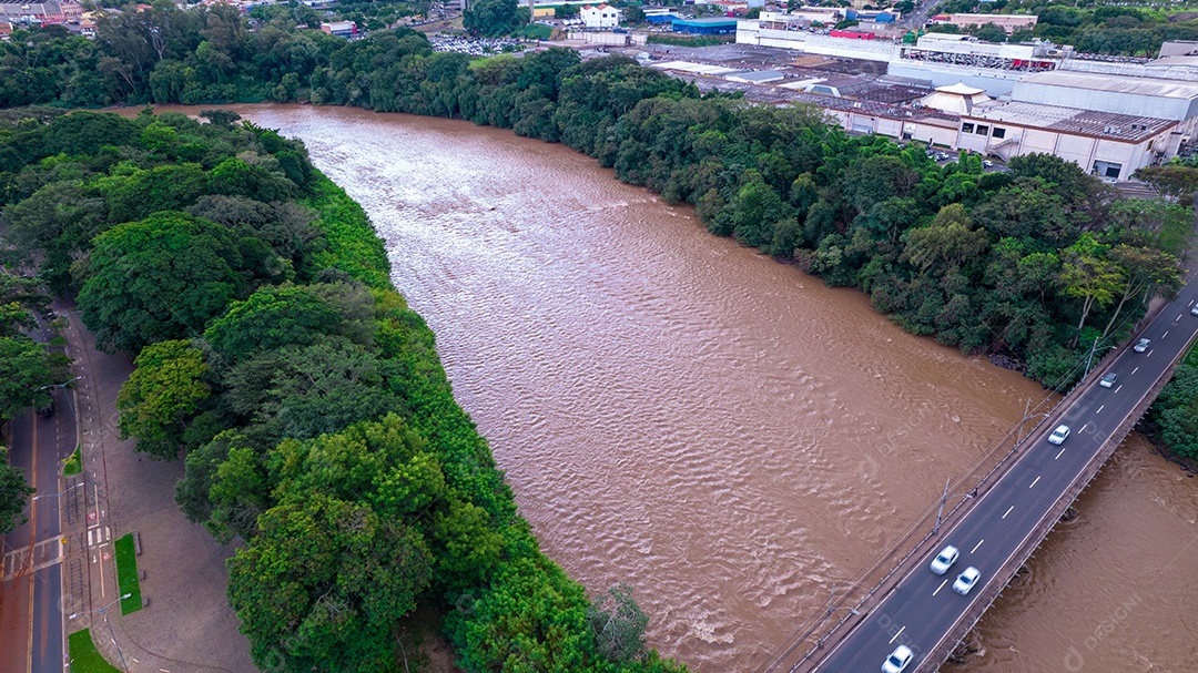 Vista aérea da cidade de Piracicaba, em São Paulo, Brasil. Rio Piracicaba com árvores e ponte.