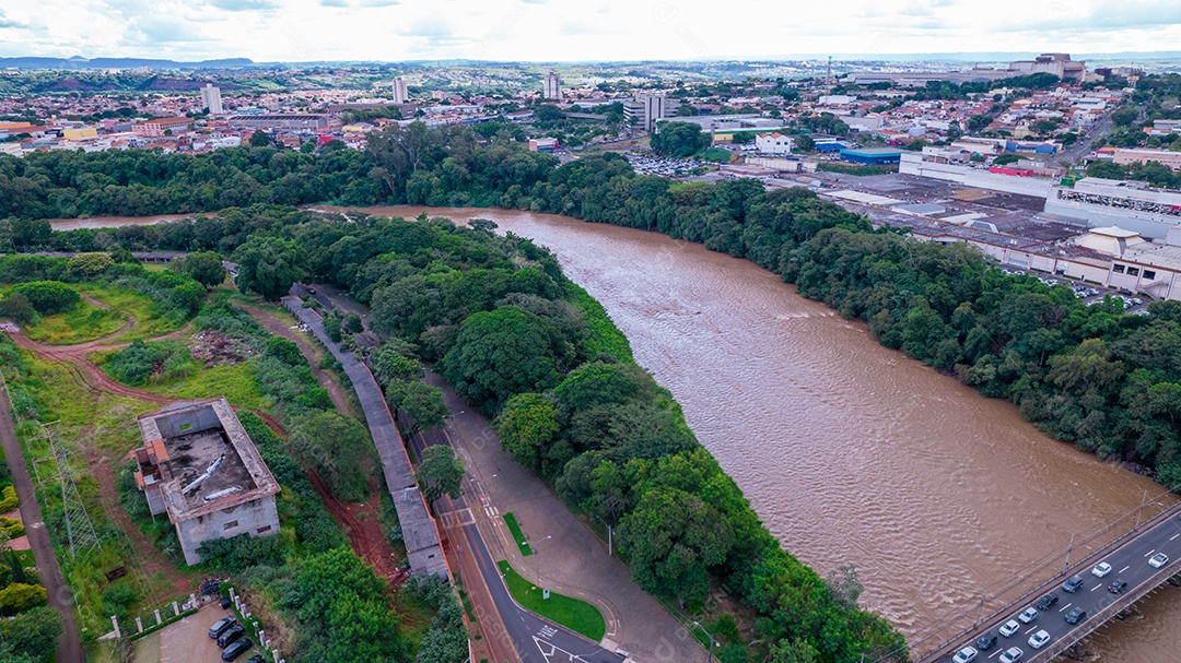 Vista aérea da cidade de Piracicaba, em São Paulo, Brasil. Rio Piracicaba com árvores e ponte.