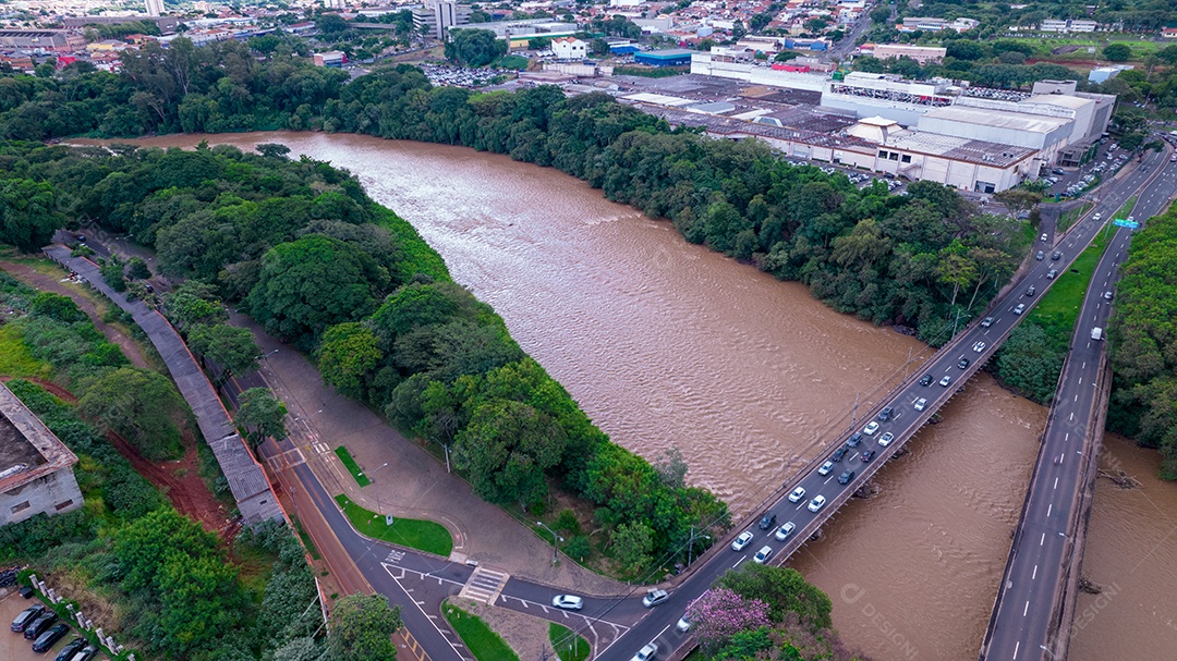 Vista aérea da cidade de Piracicaba, em São Paulo, Brasil. Rio Piracicaba com árvores e ponte.